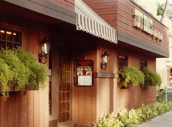 1980, “Tony Roma Hawaii Store” Opened as the first overseas restaurant.